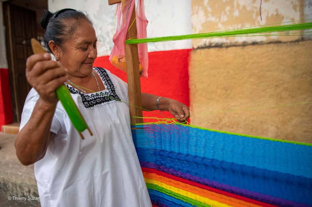 Au cœur culturel du Yucatán, une femme tisseuse perpétue avec patience et savoir-faire les traditions textiles mayas. Chaque fil raconte une histoire, mêlant couleurs et motifs ancestraux transmis de génération en génération. Valladolid © Thierry Suzan – Tous droits réservés